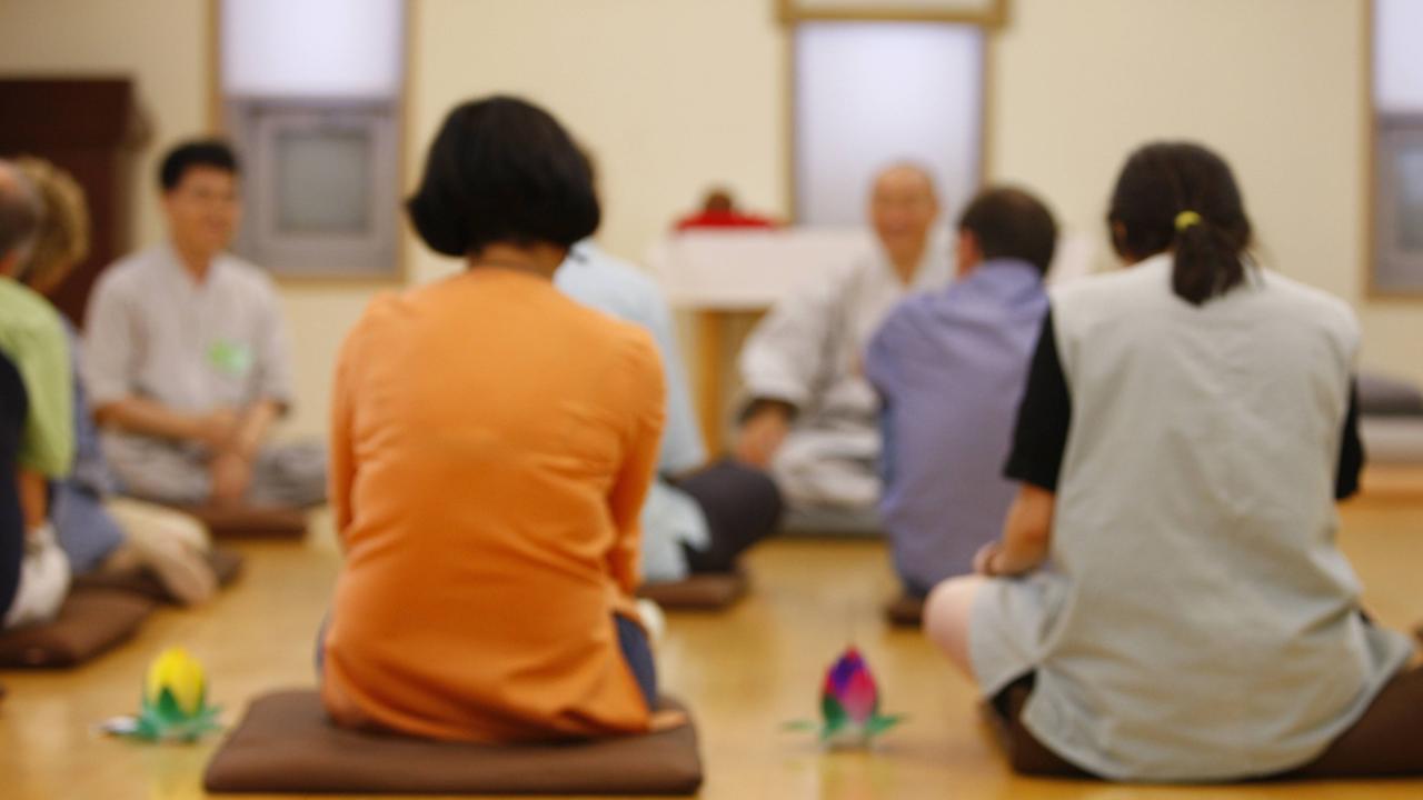 Teilnehmer eines Zen-Kurses Teilnehmer eines Zen-Kurses