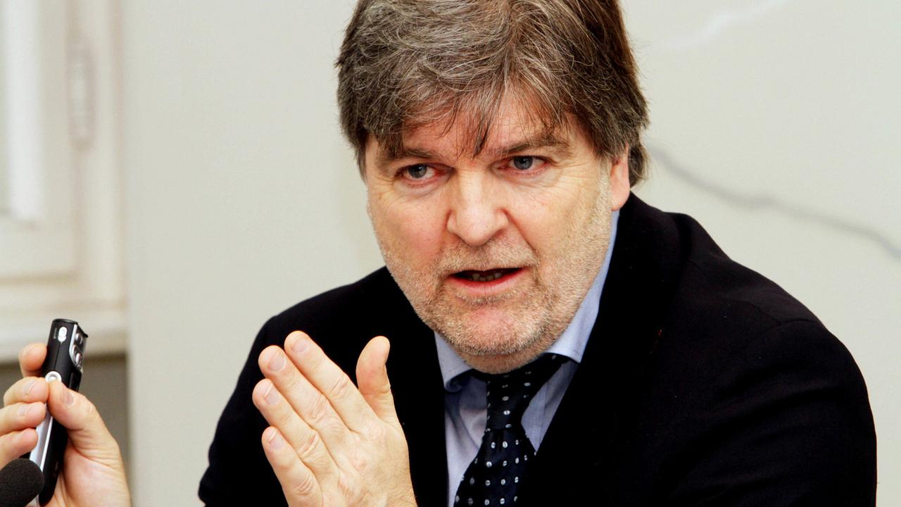 Johannes Lindenmeyer, Chef der Salus-Klinik Lindow (Mark), spricht auf einer Pressekonferenz zum Thema Alkoholprävention für Schüler am 29.11.2012 in der Staatskanzlei in Potsdam. Erste Studienergebnisse der Präventionskampagne «Lieber schlau als blau» zum Umgang von Jugendlichen mit Alkohol wurden dabei offiziell vorgestellt. Johannes Lindenmeyer, Chef der Salus-Klinik Lindow (Mark), spricht auf einer Pressekonferenz zum Thema Alkoholprävention für Schüler am 29.11.2012 in der Staatskanzlei in Potsdam. Erste Studienergebnisse der Präventionskampagne «Lieber schlau als blau» zum Umgang von Jugendlichen mit Alkohol wurden dabei offiziell vorgestellt.