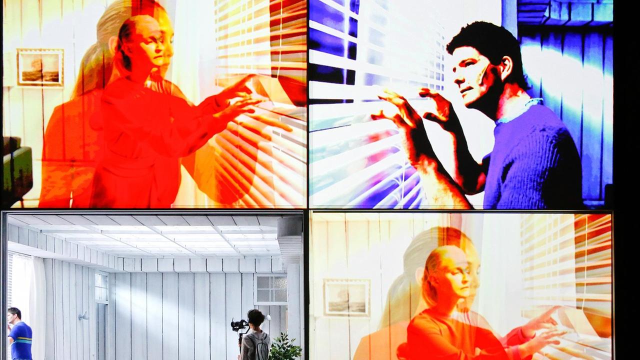 Merle Wasmuth, Sina Martens und Frank Genser in "Die Parallelwelt" in der Simultan-Aufführung in Berlin und Dortmund in der Regie von Kay Voges. Merle Wasmuth, Sina Martens und Frank Genser in "Die Parallelwelt" in der Simultan-Aufführung in Berlin und Dortmund in der Regie von Kay Voges.