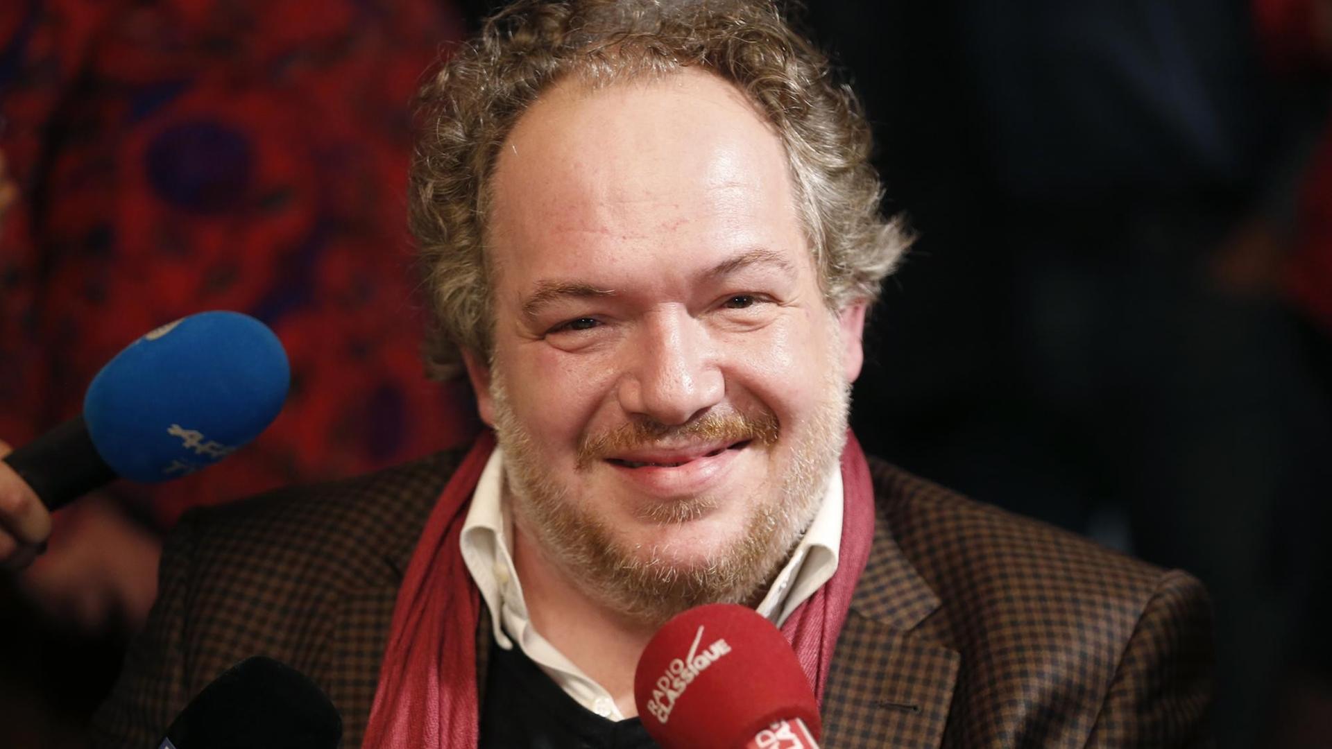 Der französische Autor Mathias Énard bei einer Pressekonferenz. Der französische Autor Mathias Énard bei einer Pressekonferenz.