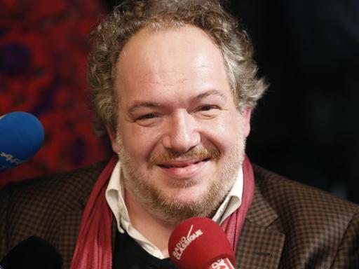 Der französische Autor Mathias Énard bei einer Pressekonferenz.