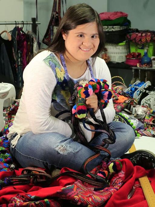 Die Modedesignerin Isabella Springmuhl aus Guatemala in ihrem Atelier
