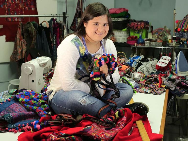 Die Modedesignerin Isabella Springmuhl aus Guatemala in ihrem Atelier