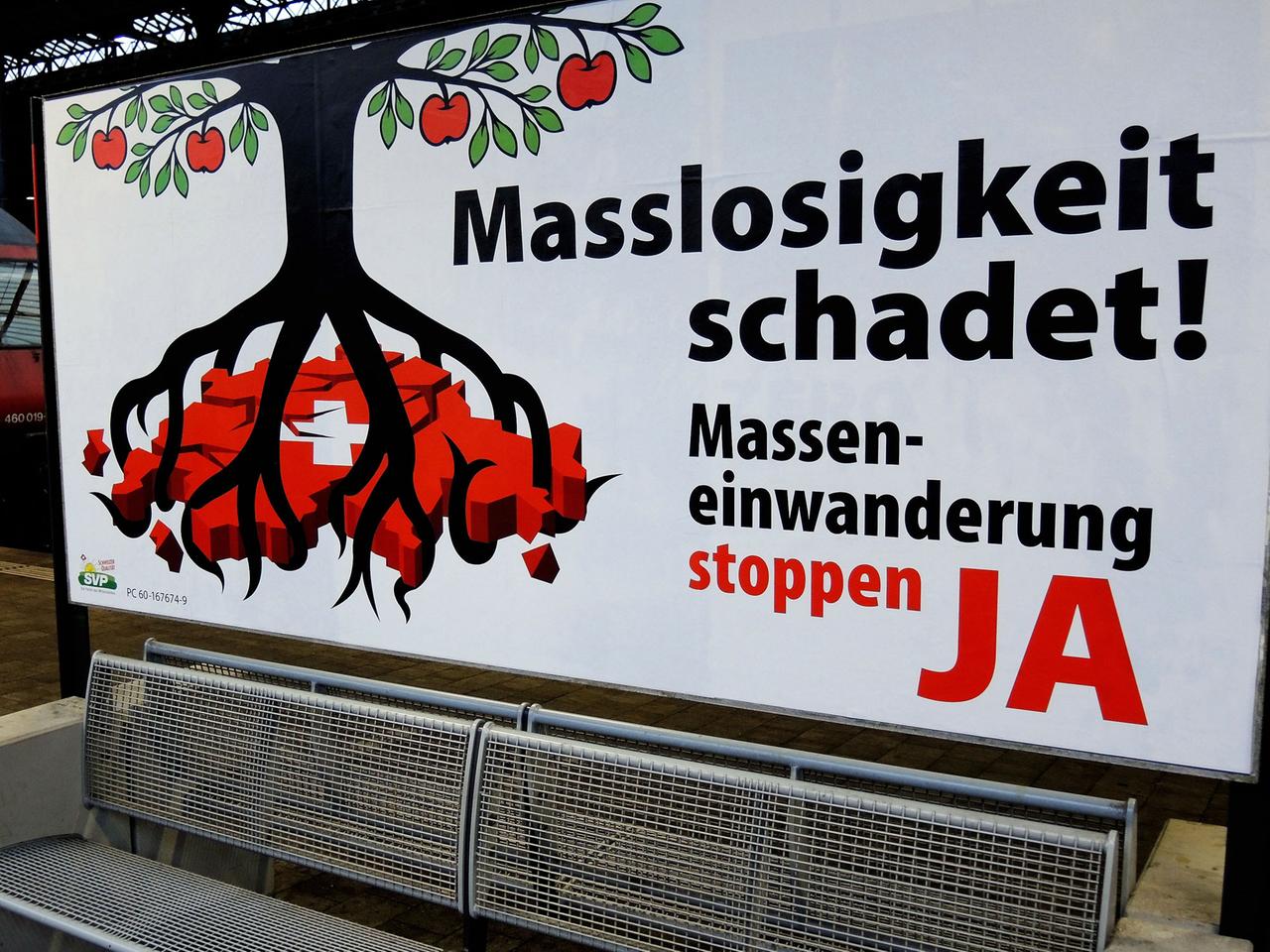Ein Poster der Schweizerischen Volkspartei (SVP) gegen "Masseneinwanderung" steht am 04.01.2014 auf dem Bahnhof SBB in Basel (Schweiz). Auch in der Schweiz tobt ein Zuwanderungsstreit - mit Deutschen statt Bulgaren als abschreckenden Beispielen. «Masseneinwanderung stoppen», fordern Rechtspopulisten. Verträge mit der EU sollen geändert werden. Ein Poster der Schweizerischen Volkspartei (SVP) gegen "Masseneinwanderung" steht am 04.01.2014 auf dem Bahnhof SBB in Basel (Schweiz). Auch in der Schweiz tobt ein Zuwanderungsstreit - mit Deutschen statt Bulgaren als abschreckenden Beispielen. «Masseneinwanderung stoppen», fordern Rechtspopulisten. Verträge mit der EU sollen geändert werden.