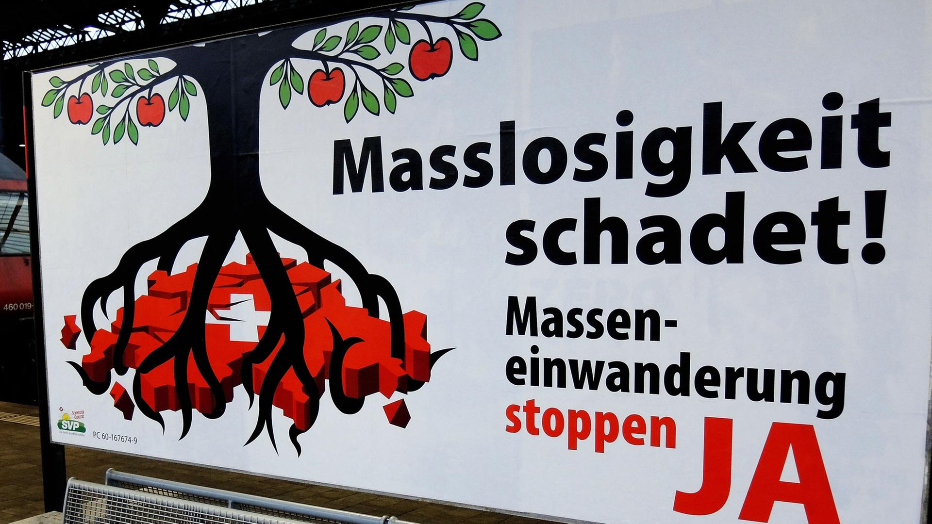 Ein Poster der Schweizerischen Volkspartei (SVP) gegen "Masseneinwanderung" steht am 04.01.2014 auf dem Bahnhof SBB in Basel (Schweiz). Auch in der Schweiz tobt ein Zuwanderungsstreit - mit Deutschen statt Bulgaren als abschreckenden Beispielen. «Masseneinwanderung stoppen», fordern Rechtspopulisten. Verträge mit der EU sollen geändert werden. Ein Poster der Schweizerischen Volkspartei (SVP) gegen "Masseneinwanderung" steht am 04.01.2014 auf dem Bahnhof SBB in Basel (Schweiz). Auch in der Schweiz tobt ein Zuwanderungsstreit - mit Deutschen statt Bulgaren als abschreckenden Beispielen. «Masseneinwanderung stoppen», fordern Rechtspopulisten. Verträge mit der EU sollen geändert werden.