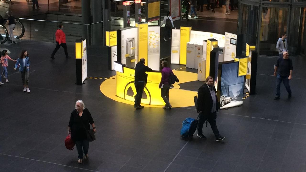 Ausstellungstafeln im Berliner Hauptbahnhof.