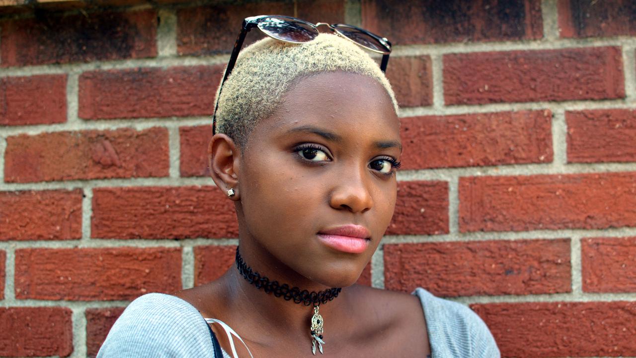 Nadica Sims (19): Studiert im 2. Jahr an der Clark Atlanta University. Sie meint, als afroamerikanischer Teenager ist man abends nicht alleine unterwegs, weil man sonst die Gefahr eingeht, irgendetwas angehängt zu bekommen. Schwarz zu sein, fühle sich an, wie illegal zu sein. Nadica Sims (19): Studiert im 2. Jahr an der Clark Atlanta University. Sie meint, als afroamerikanischer Teenager ist man abends nicht alleine unterwegs, weil man sonst die Gefahr eingeht, irgendetwas angehängt zu bekommen. Schwarz zu sein, fühle sich an, wie illegal zu sein.