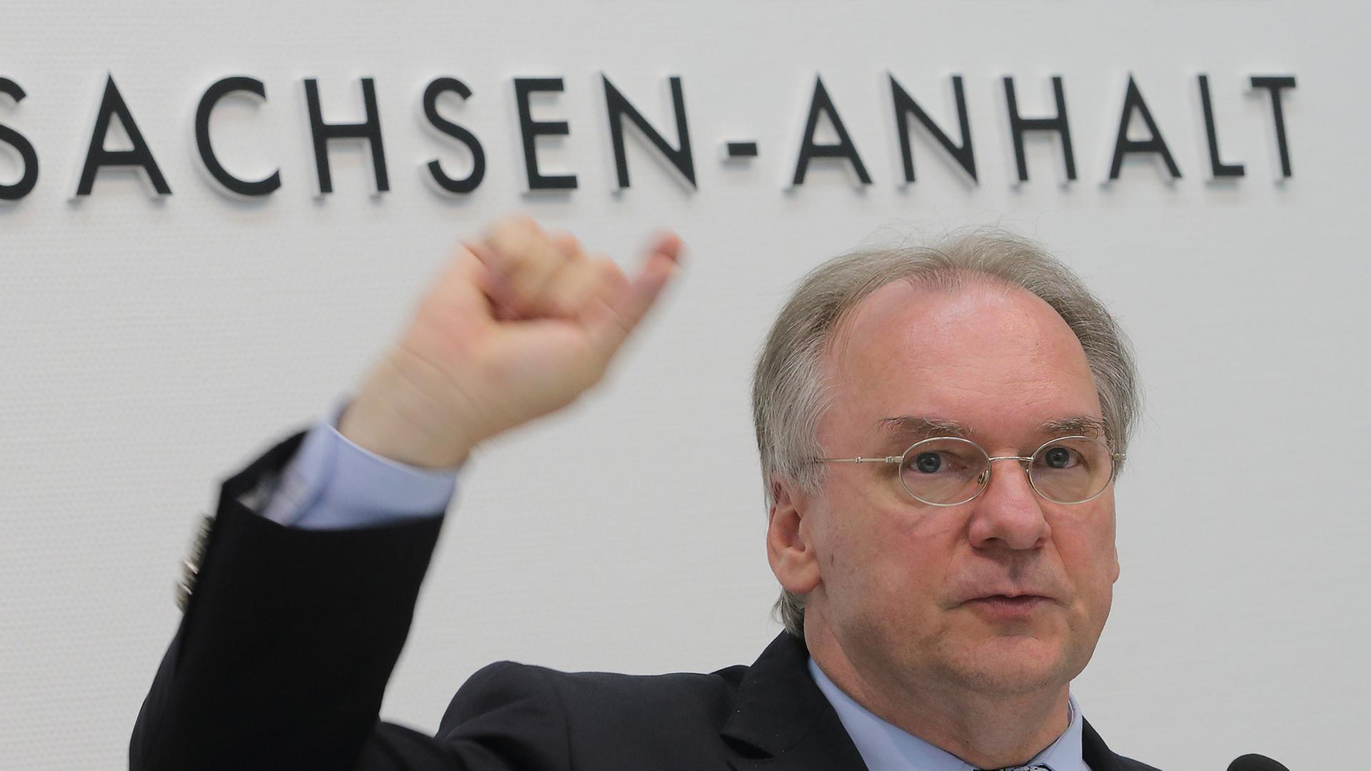 Der Ministerpräsident von Sachsen-Anhalt, Reiner Haseloff (CDU) äußert sich am 04.11.2014 während der Landespressekonferenz Magdeburg.