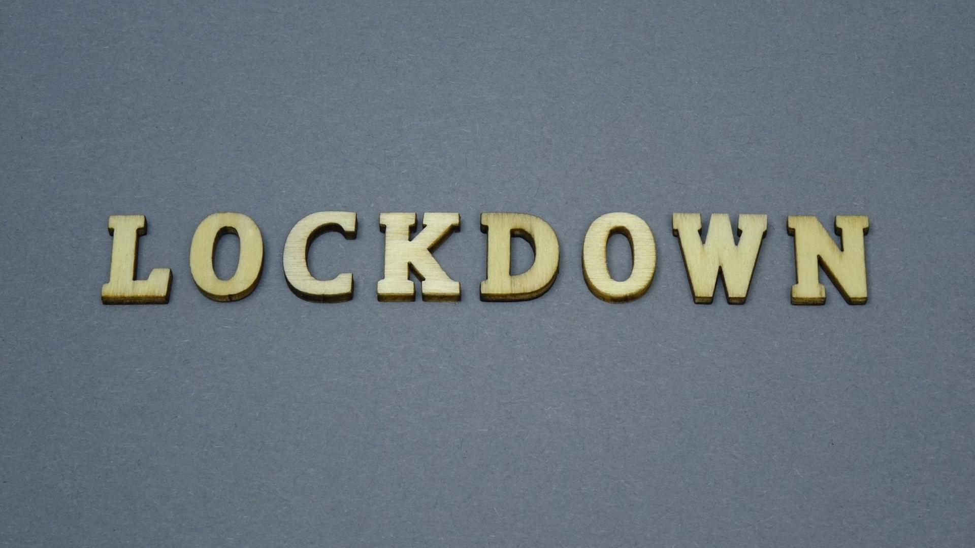 Buchstaben aus Holz bilden das Wort Lock-Down. Buchstaben aus Holz bilden das Wort Lock-Down.