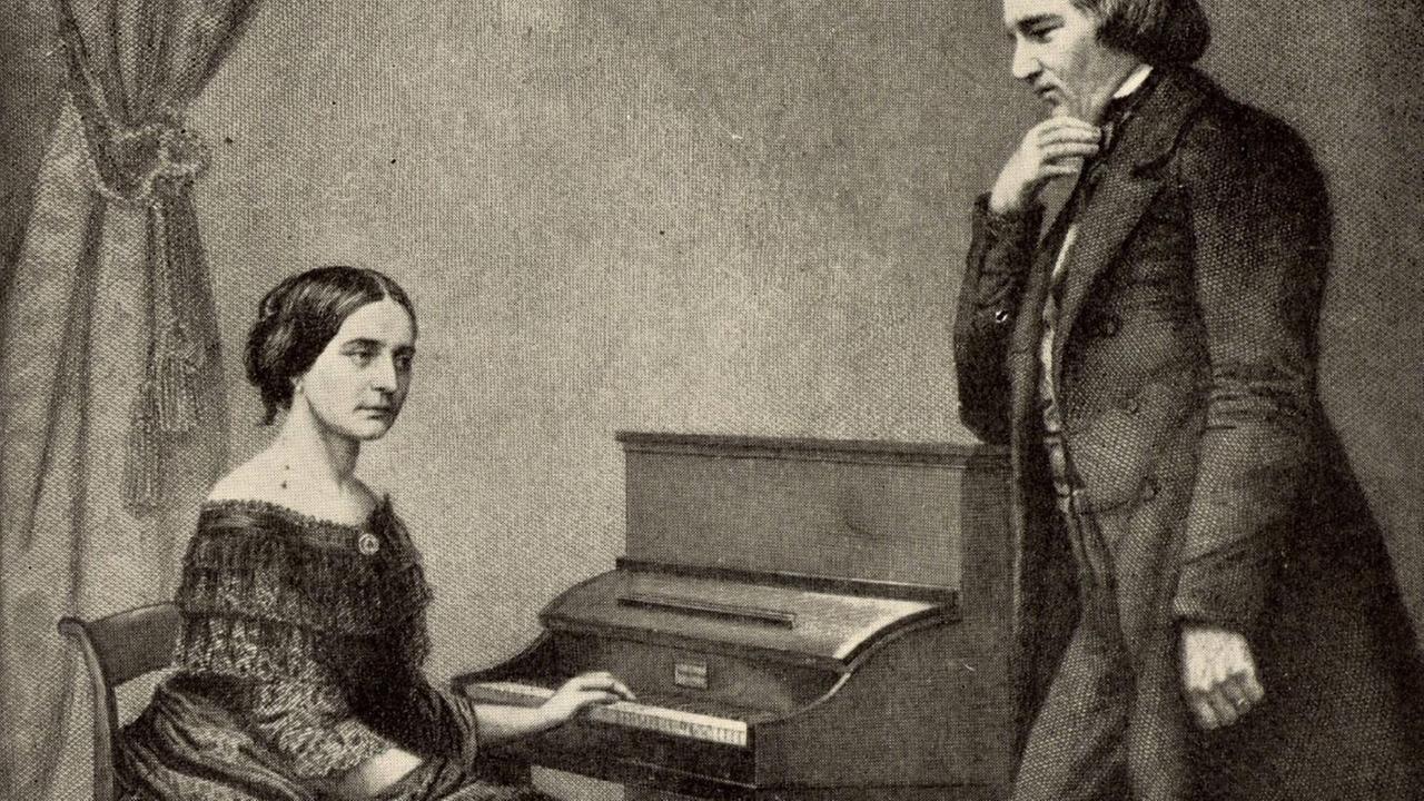 Zeichnung nach einer Fotografie von Robert Schumann und seiner Frau Clara Schumann. Sie sitzt am Klavier und er steht daneben und stützt sich auf das Instrument. Zeichnung nach einer Fotografie von Robert Schumann und seiner Frau Clara Schumann. Sie sitzt am Klavier und er steht daneben und stützt sich auf das Instrument.