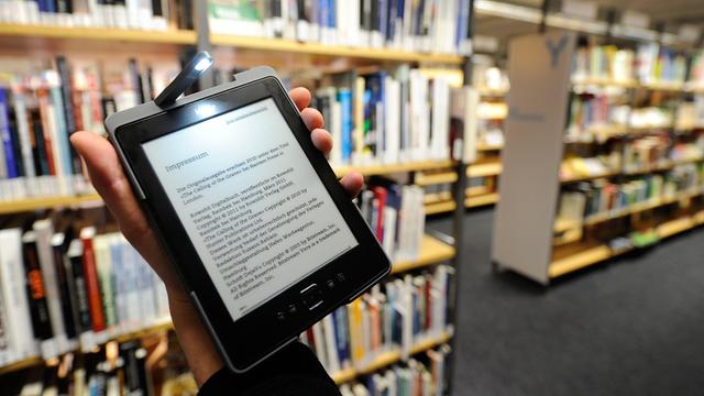 Ein ausgeliehenes E-Book wird am 04.12.2012 in Hamburg in der Zentralbibliothek auf einem sogenannten E-Reader angezeigt.