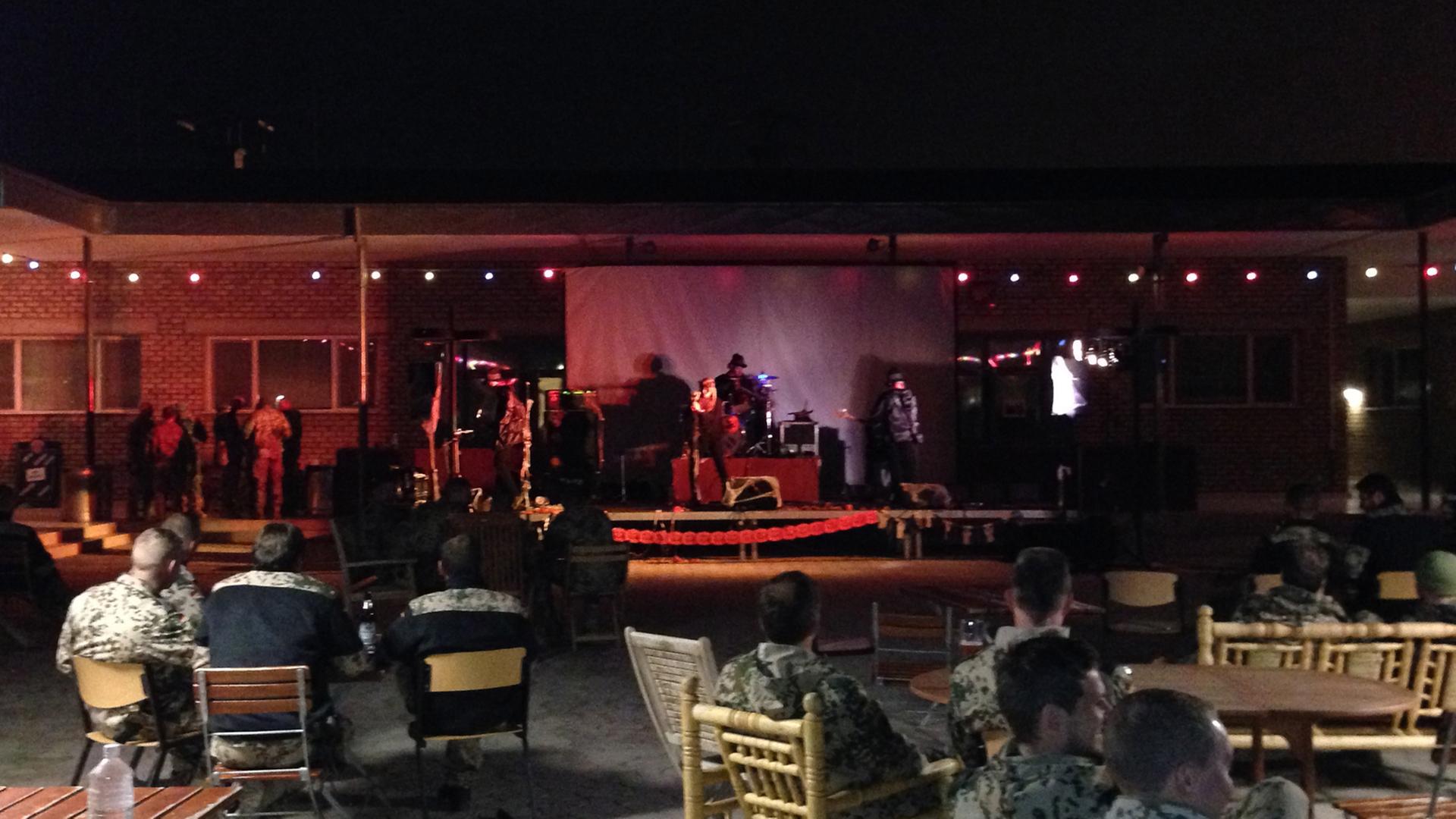 Die Band spielt abends unter freiem Himmel live vor den Soldaten.