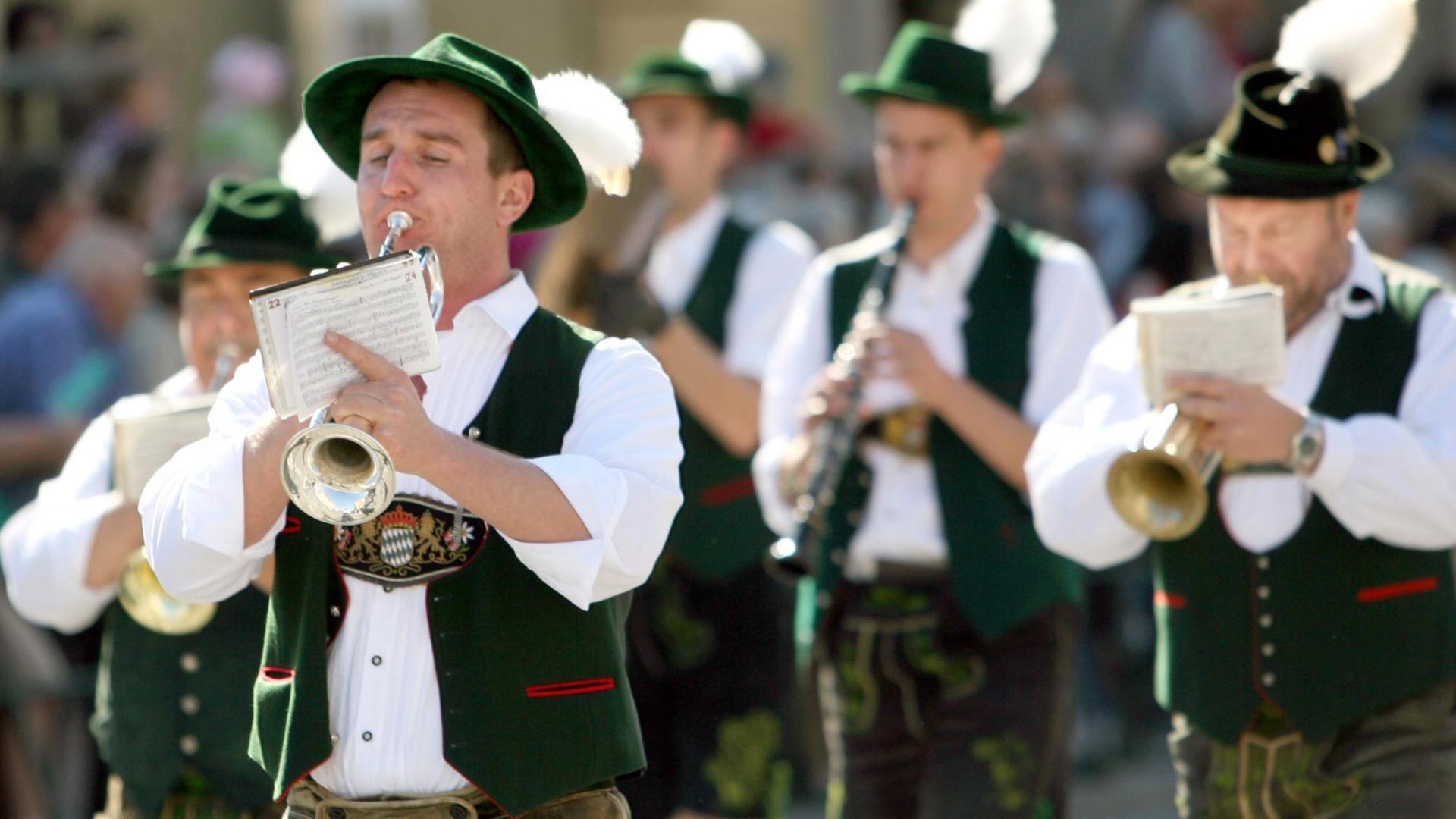 Trachtler musizieren beim traditionellen Trachten- und Schützenumzug anlässlich des Oktoberfestes 2007 Trachtler musizieren beim traditionellen Trachten- und Schützenumzug anlässlich des Oktoberfestes 2007