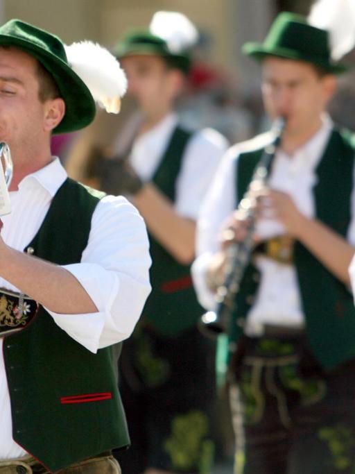 Trachtler musizieren beim traditionellen Trachten- und Schützenumzug anlässlich des Oktoberfestes 2007