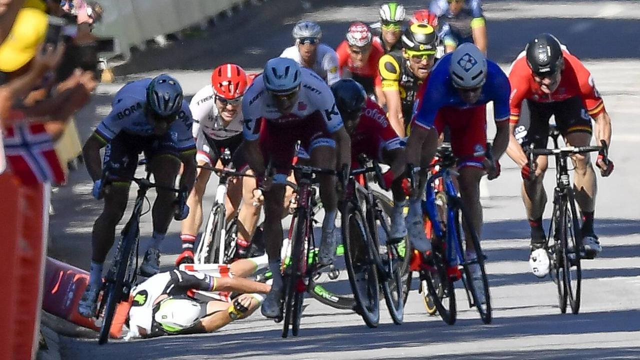 Peter Sagan war nach der 4. Etappe und einem vermeintlichen Ellenbogen-Check gegen Mark Cavendish im Schlusssprint von der Tour de France 2017 ausgeschossen worden - eine Fehlentscheidung, wie sich später herausstellte. Peter Sagan war nach der 4. Etappe und einem vermeintlichen Ellenbogen-Check gegen Mark Cavendish im Schlusssprint von der Tour de France 2017 ausgeschossen worden - eine Fehlentscheidung, wie sich später herausstellte.