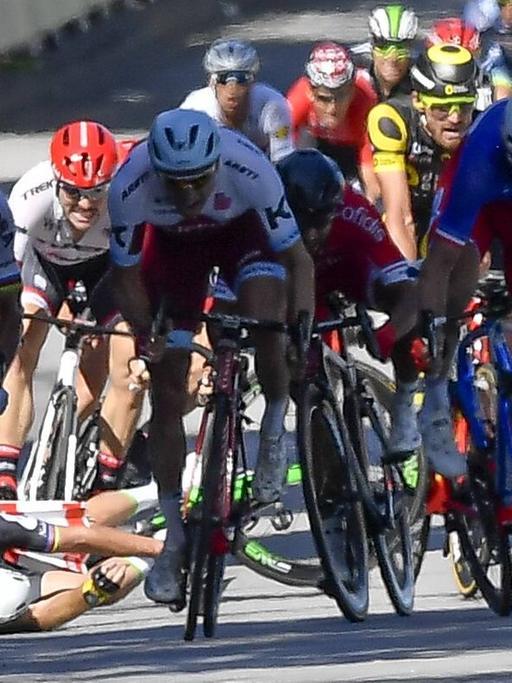 Peter Sagan war nach der 4. Etappe und einem vermeintlichen Ellenbogen-Check gegen Mark Cavendish im Schlusssprint von der Tour de France 2017 ausgeschossen worden - eine Fehlentscheidung, wie sich später herausstellte.