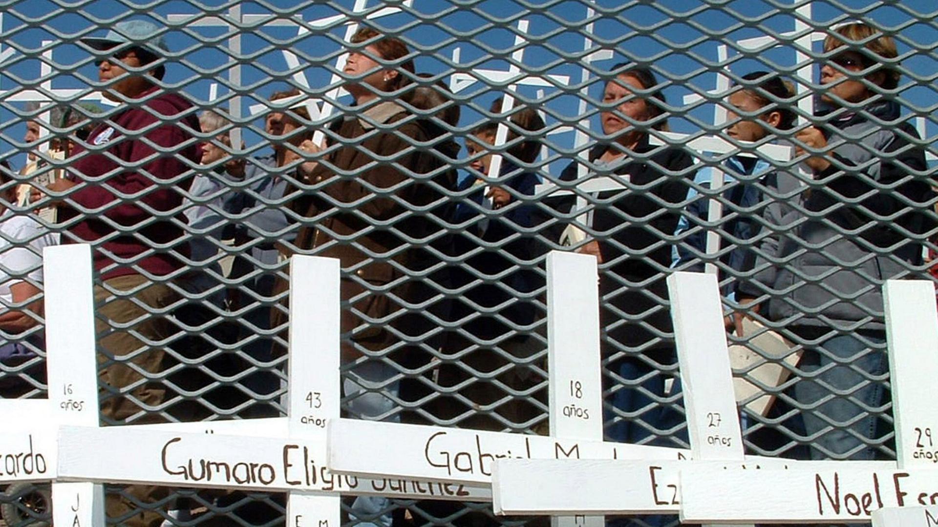 November 2004: Verwandte gedenken an Flüchtlinge, die an der Grenze zwischen den USA und Mexiko gestorben sind. November 2004: Verwandte gedenken an Flüchtlinge, die an der Grenze zwischen den USA und Mexiko gestorben sind.