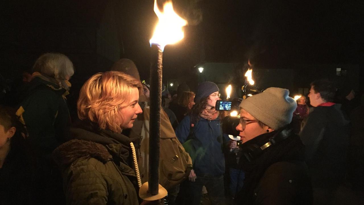 Mitglieder einer Antifa-Demo in Bornhagen haben Fakeln in der Hand. Sie demonstrieren gegen Nazis und für die Kunstfreiheit. Mitglieder einer Antifa-Demo in Bornhagen haben Fakeln in der Hand. Sie demonstrieren gegen Nazis und für die Kunstfreiheit.