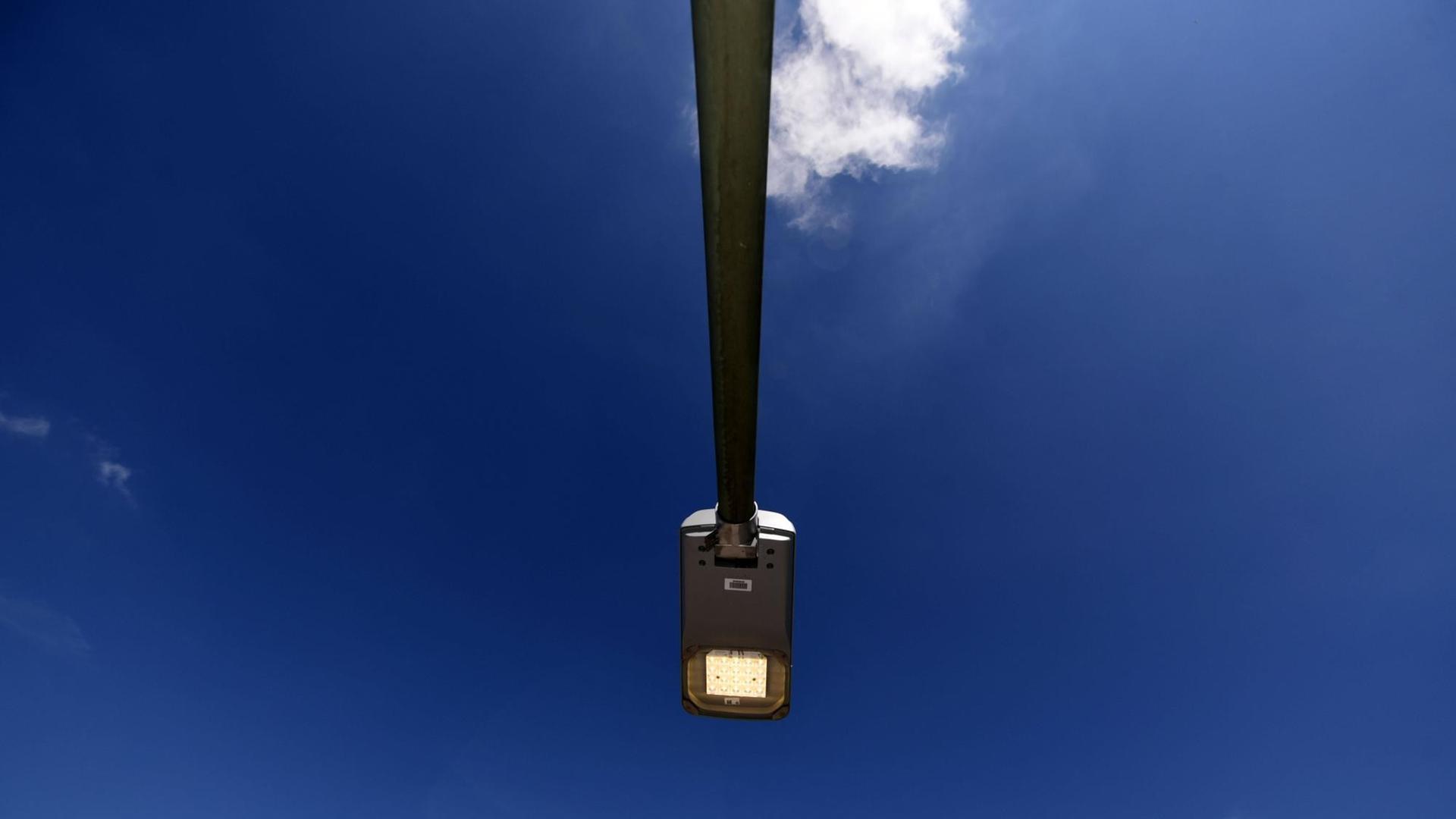 Eine leuchtende LED-Lampe. Eine leuchtende LED-Lampe.