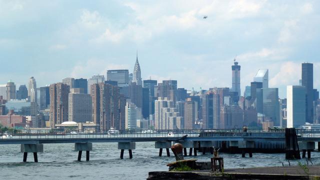 Blick auf den East River mit Manhattan im Hintergrund, aufgenommen vom Ufer in Williamsburg, Brooklyn, New York am 22.06.2014.