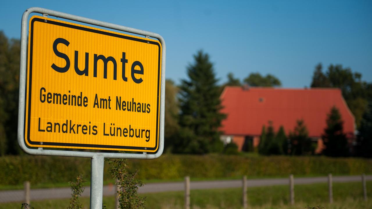 Ortsschild von Sumte: Bis zu 1000 Flüchtlinge sollen in einer Unterkunft in dem 100-Einwohner-Ort in Niedersachsen untergebracht werden. Ortsschild von Sumte: Bis zu 1000 Flüchtlinge sollen in einer Unterkunft in dem 100-Einwohner-Ort in Niedersachsen untergebracht werden.