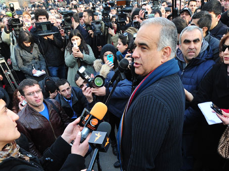 Der armenische Oppositionspolitiker Raffi Hovhannesyan gibt auf dem Freiheitsplatz in Eriwan eine Pressekonferenz. Der armenische Oppositionspolitiker Raffi Hovhannesyan gibt auf dem Freiheitsplatz in Eriwan eine Pressekonferenz.