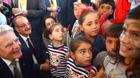 Bundespräsident Joachim Gauck besucht am 27.04.2014 im Flüchtlingslager in Kahramanmaras (Türkei) und spricht mit Kindern, die in dem Lager wohnen.
