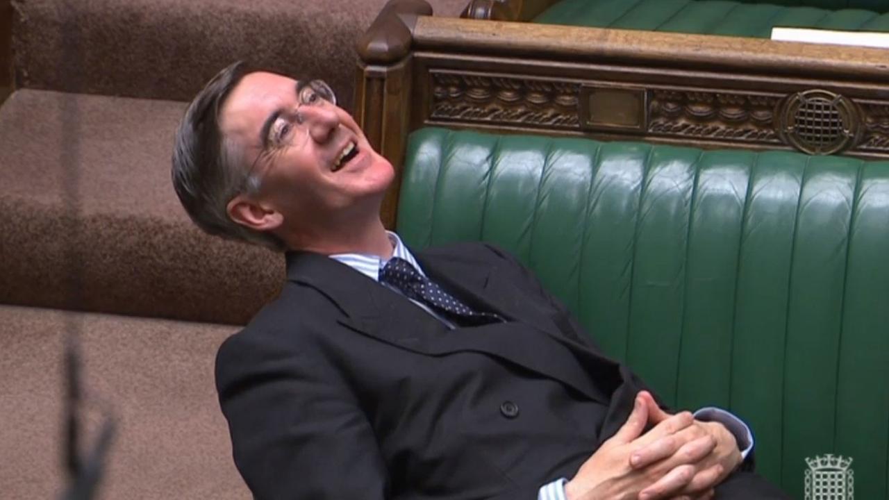Der Tory-Abgeordnete Jacob Rees-Mogg macht es sich am Dienstag auf einer Bank im Unterhaus gemütlich.