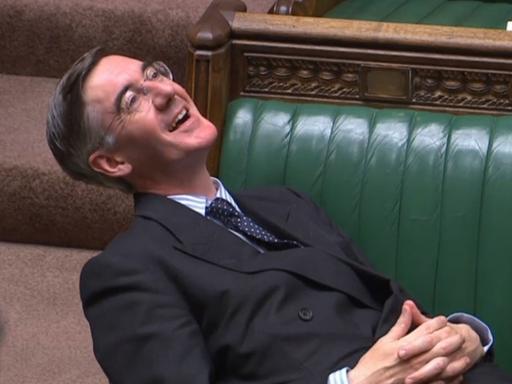 Der Tory-Abgeordnete Jacob Rees-Mogg macht es sich am Dienstag auf einer Bank im Unterhaus gemütlich.