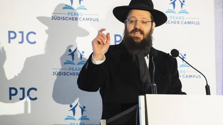 Rabbiner Jehuda Teichtal hält eine Rede. Rabbiner Jehuda Teichtal hält eine Rede.