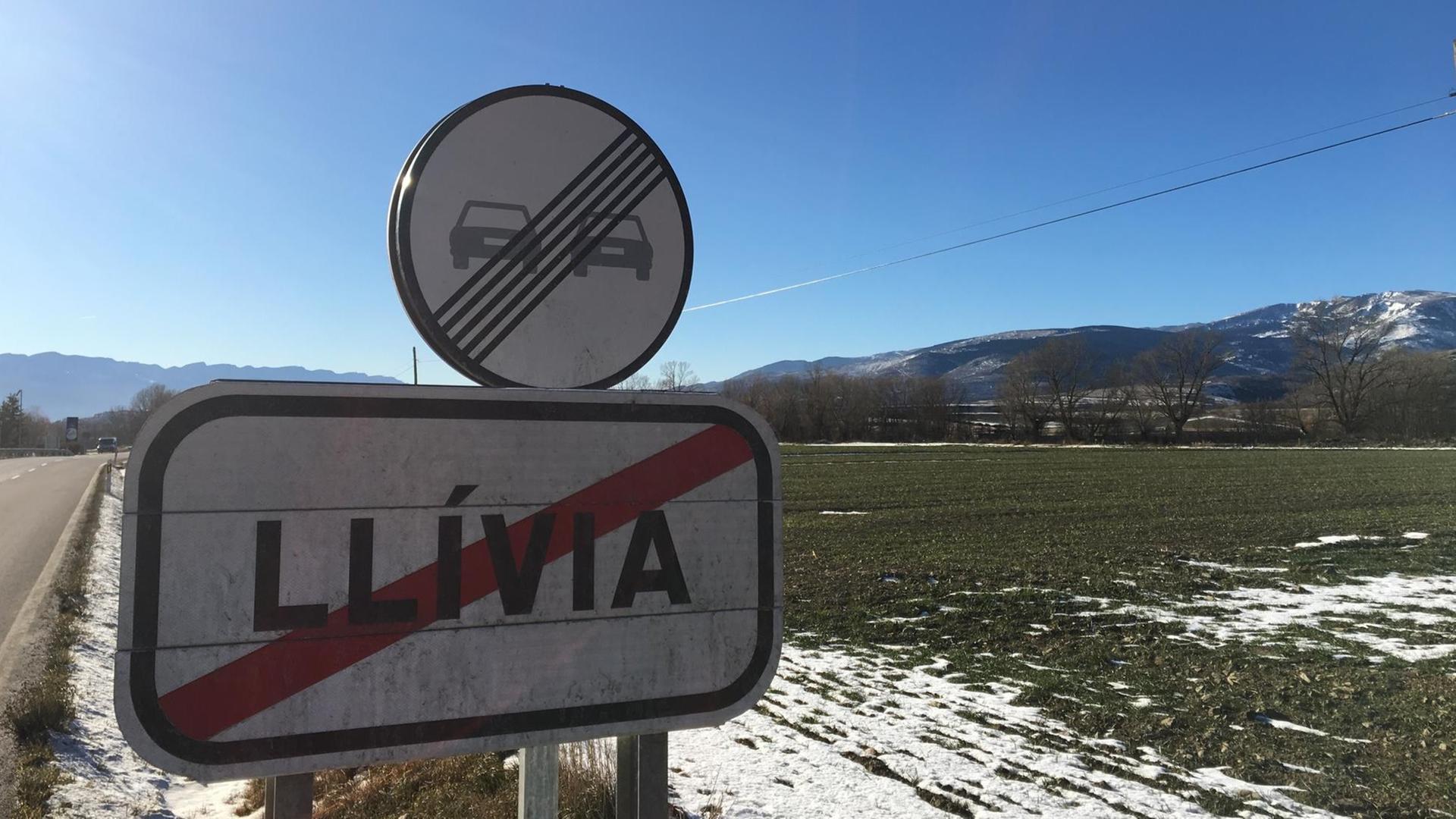 Ortsausgangsschild Llivia in den Pyrenäen. Ortsausgangsschild Llivia in den Pyrenäen.