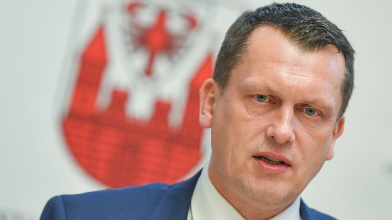 Holger Kelch von der CDU, Oberbürgermeister von Cottbus, spricht am 26. Februar 2019 auf einer Pressekonferenz nach einer gemeinsamen Sitzung der Brandenburger Kabinettsmitglieder und Vertreter der Stadt Cottbus. Holger Kelch von der CDU, Oberbürgermeister von Cottbus, spricht am 26. Februar 2019 auf einer Pressekonferenz nach einer gemeinsamen Sitzung der Brandenburger Kabinettsmitglieder und Vertreter der Stadt Cottbus.