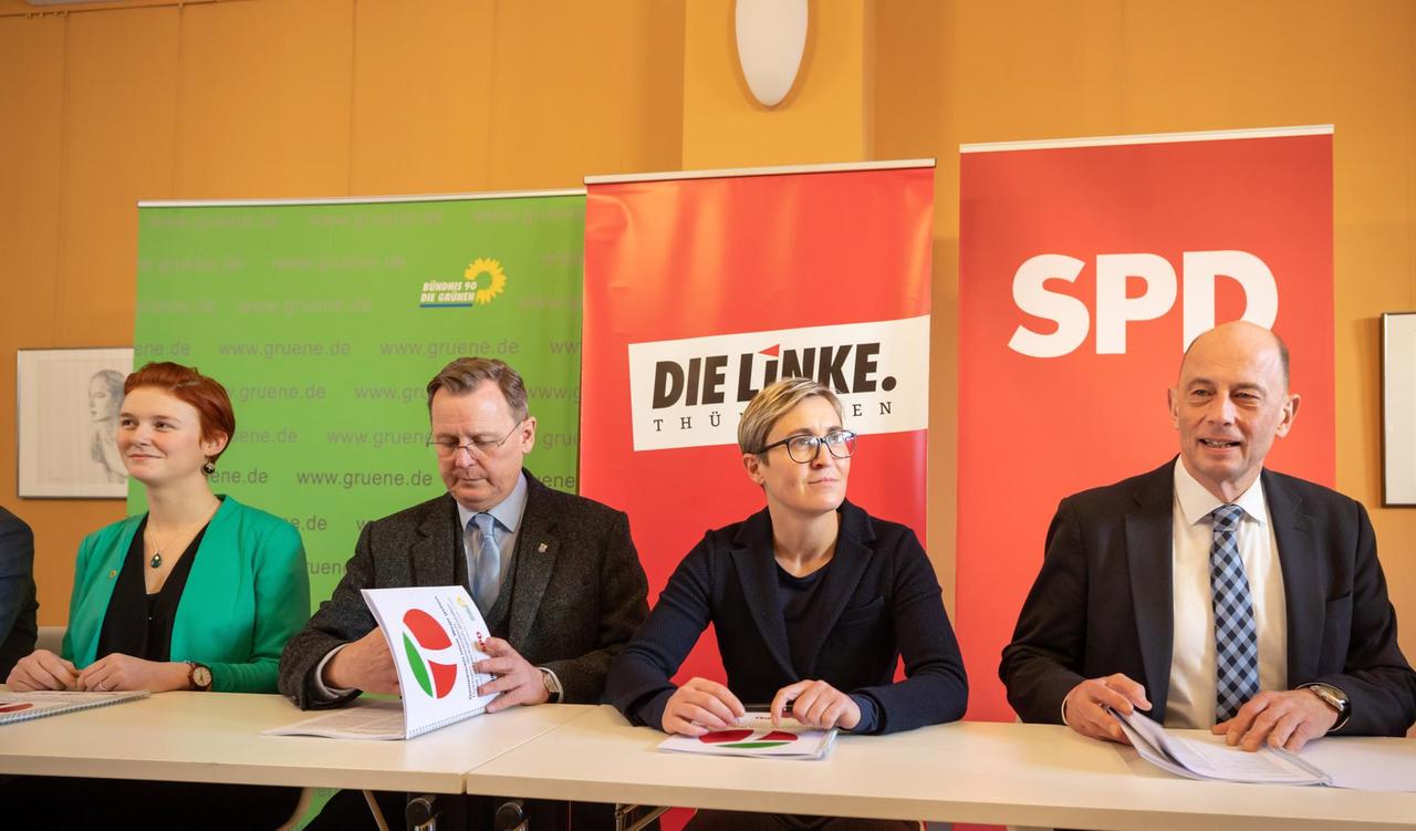 04.02.2020, Thüringen, Erfurt: Mitunterzeichner des gemeinsamen Regierungsvertrags von Linken, SPD und Grünen (l-r) Ann-Sophie Bohm-Eisenbrandt (Bündnis90/Die Grünen), Bodo Ramelow, Thüringens Ministerpräsident und Susanne Hennig-Wellsow (beide Die Linke) sowie Wolfgang Tiefensee (SPD) sitzen zu Beginn der öffentlichen Unterzeichnung zusammen. Foto: Michael Reichel/dpa +++ dpa-Bildfunk +++ 04.02.2020, Thüringen, Erfurt: Mitunterzeichner des gemeinsamen Regierungsvertrags von Linken, SPD und Grünen (l-r) Ann-Sophie Bohm-Eisenbrandt (Bündnis90/Die Grünen), Bodo Ramelow, Thüringens Ministerpräsident und Susanne Hennig-Wellsow (beide Die Linke) sowie Wolfgang Tiefensee (SPD) sitzen zu Beginn der öffentlichen Unterzeichnung zusammen. Foto: Michael Reichel/dpa +++ dpa-Bildfunk +++