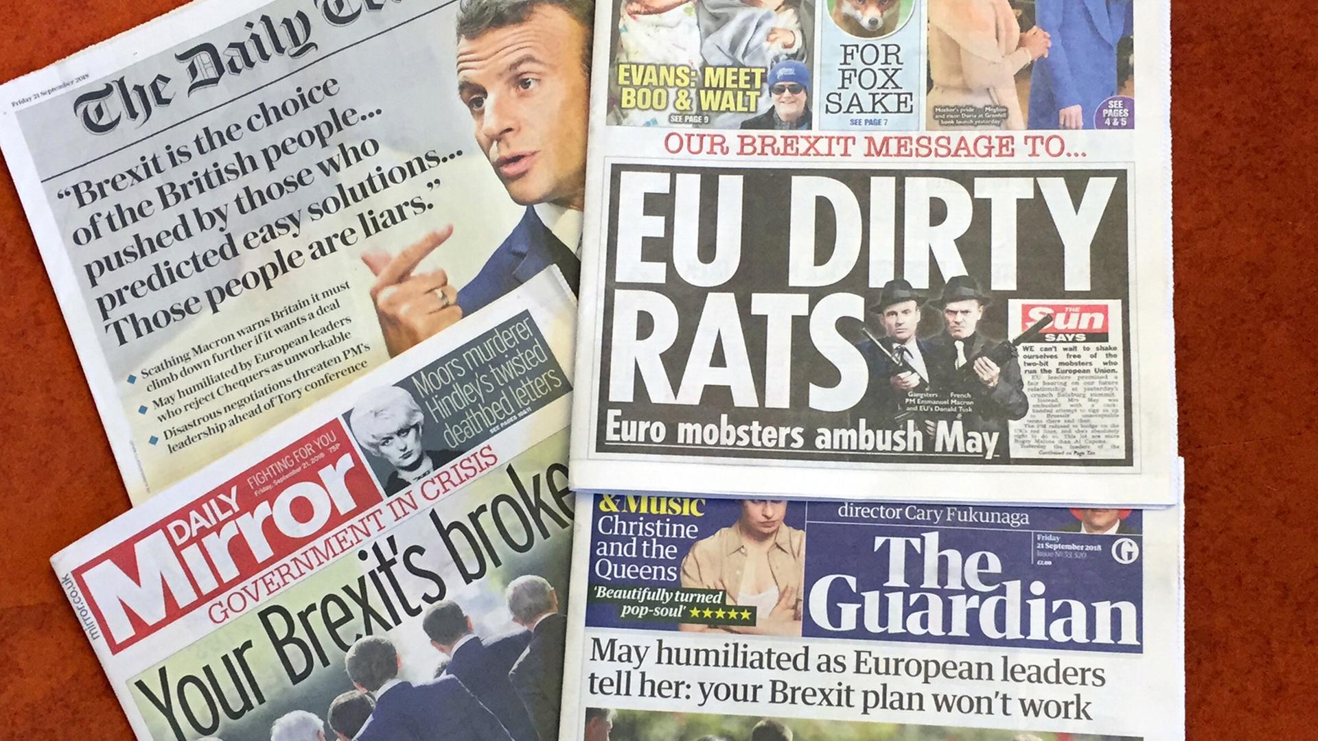 21.09.2018, Großbritannien, London: Britische Zeitungen vom 21.09.2018 liegen auf einem Tisch. (zu dpa "Britische Zeitung zu Macron und Tusk: «Europäische dreckige Ratten»" am 21.09.2018)