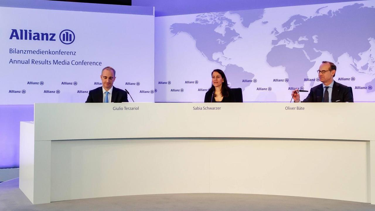 Bilanzmedienkonferenz der Allianz SE im Februar 2019 in München: Giulio Terzariol Finanzen (l), Controlling, Risiko der Allianz SE, Sabia Schwarzer Pressechefin der Allianz SE und Oliver Baete Vorstandsvorsitzender der Allianz SE. Bilanzmedienkonferenz der Allianz SE im Februar 2019 in München: Giulio Terzariol Finanzen (l), Controlling, Risiko der Allianz SE, Sabia Schwarzer Pressechefin der Allianz SE und Oliver Baete Vorstandsvorsitzender der Allianz SE.