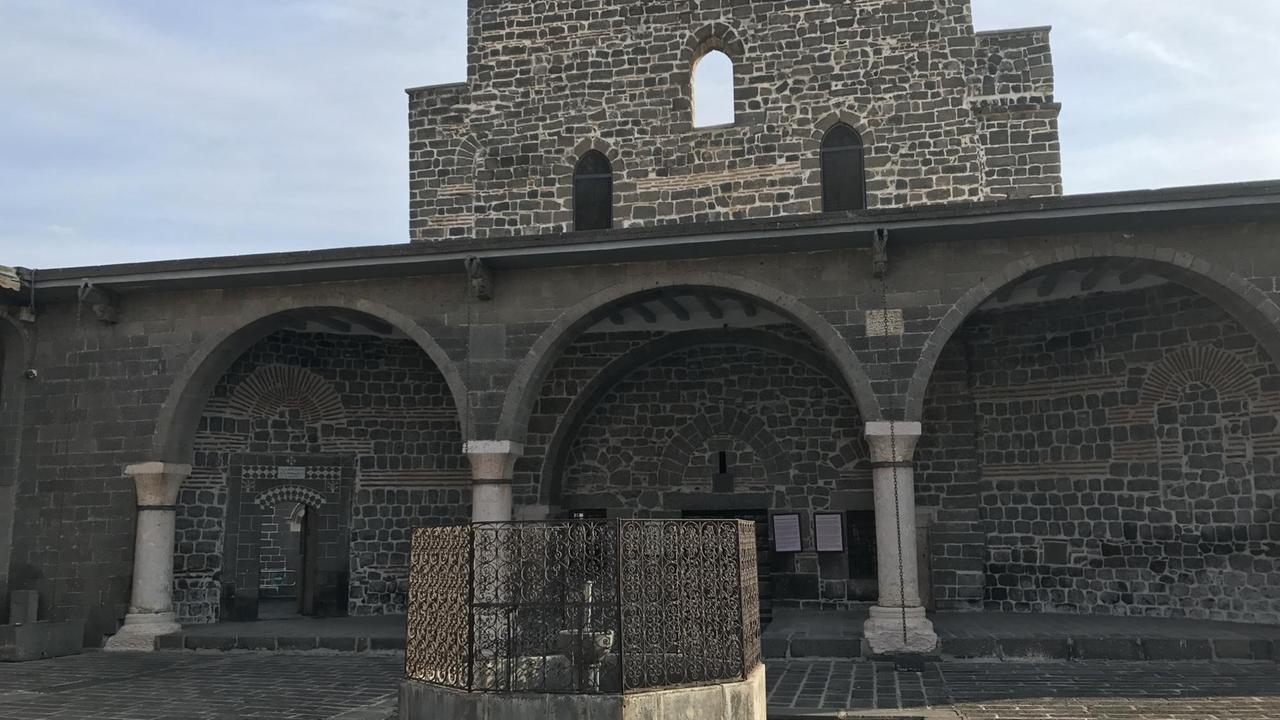 Außenansicht der Marienkirche von Diyarbakir Außenansicht der Marienkirche von Diyarbakir