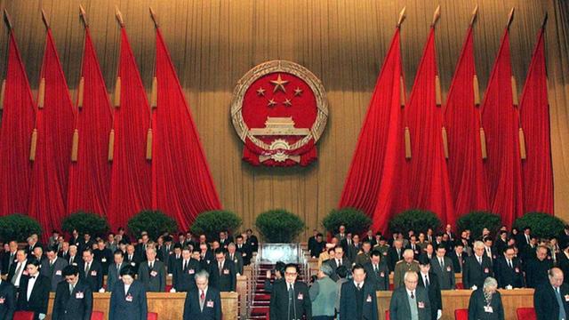 Zu Beginn der Plenarversammlung des chinesischen Volkskongresses in Peking gedenken die Delegierten am 1.3.1997 mit einer Schweigeminute des gestorbenen Deng Xiaoping.
