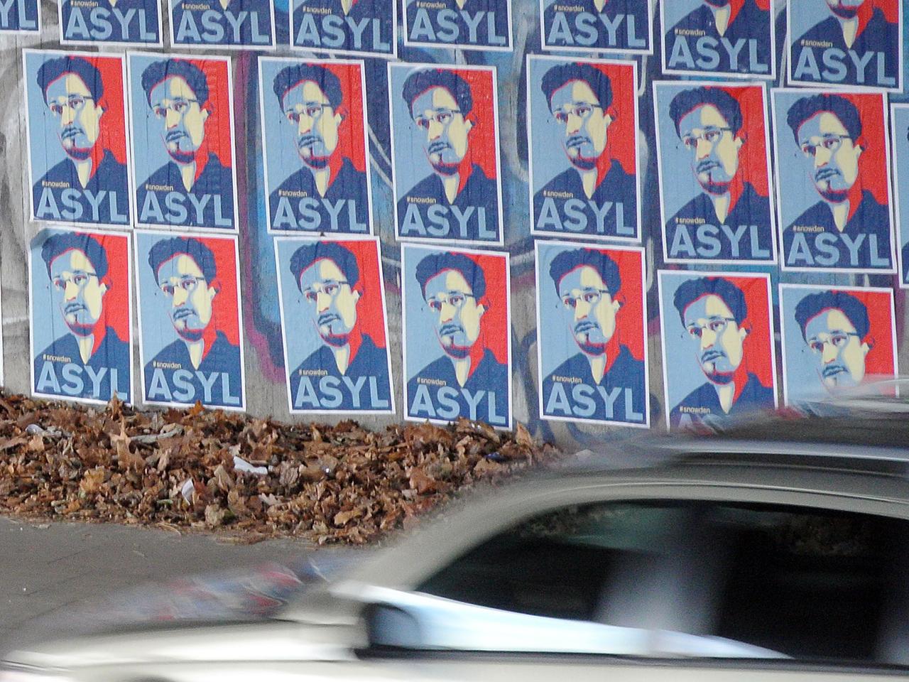 Plakate mit der Forderung nach Asyl für Edward Snowden