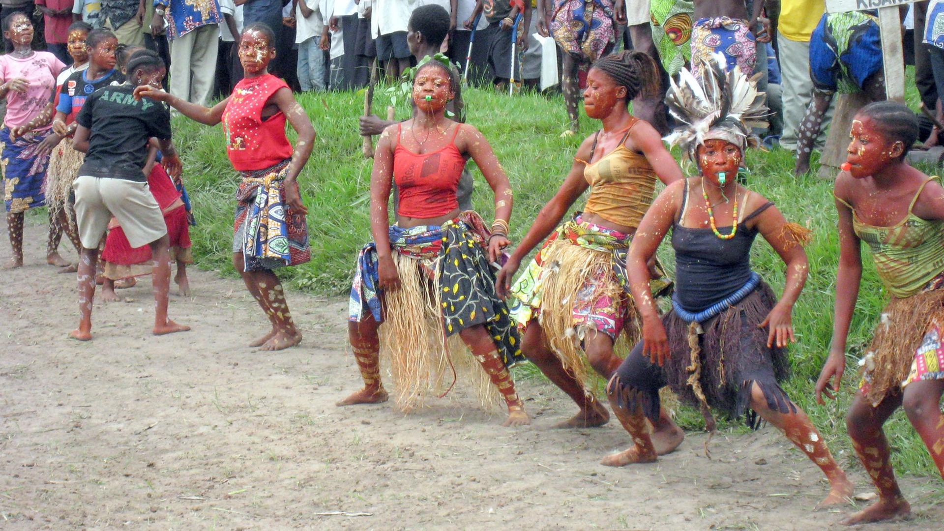Pygmäen zeigen einen Willkommenstanz im Kongo Pygmäen zeigen einen Willkommenstanz im Kongo