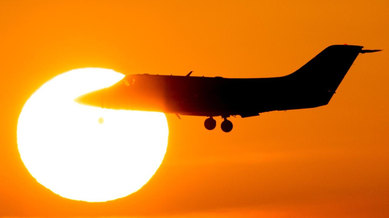 Flugzeug vor Sonnenuntergang