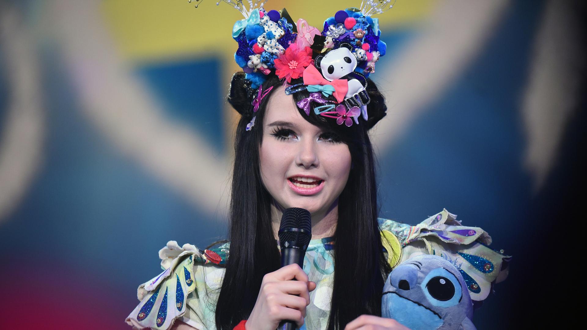 Die Sängerin Jamie-Lee Kriewitz freut sich am 25.02.2016 über ihren Sieg beim Vorentscheid für den Eurovision Song Contest (ESC) in Köln. Die Sängerin Jamie-Lee Kriewitz freut sich am 25.02.2016 über ihren Sieg beim Vorentscheid für den Eurovision Song Contest (ESC) in Köln.