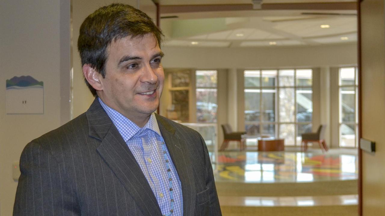 Casey Cooper steht auf einem Flur im Cherokee Indian Hospital in North Carolina Casey Cooper steht auf einem Flur im Cherokee Indian Hospital in North Carolina