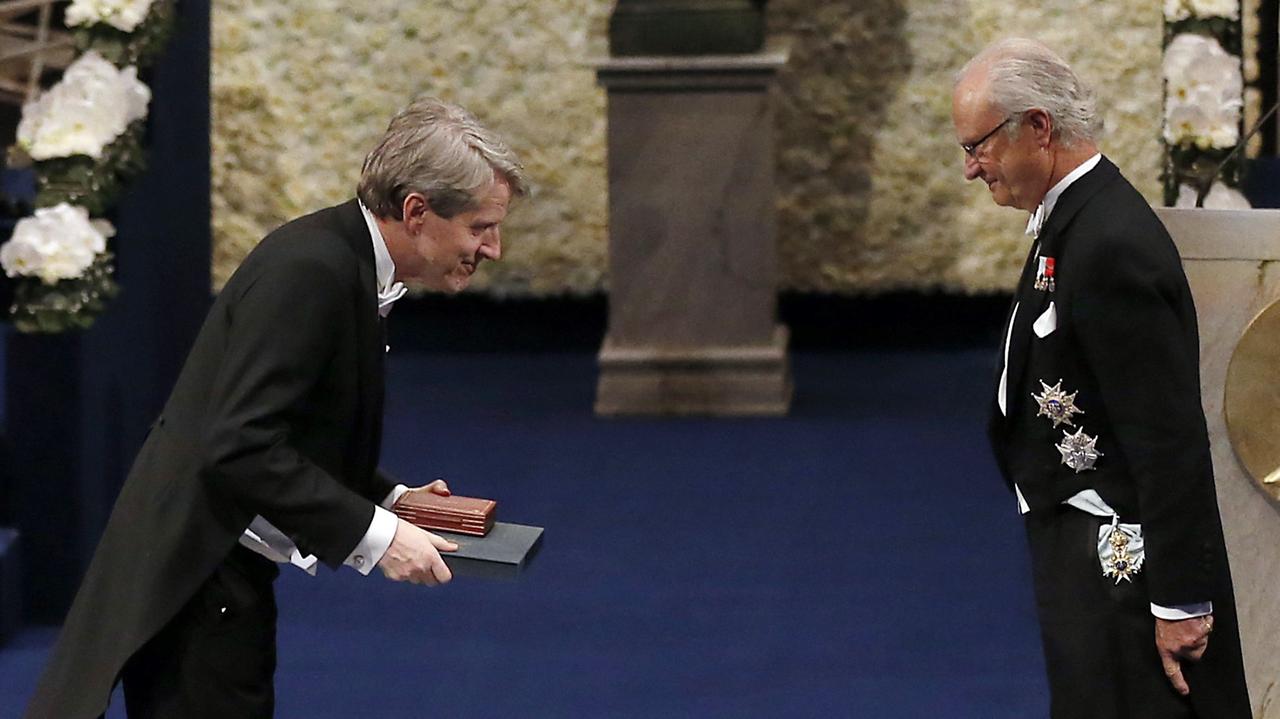 Der Wirtschaftswissenschaftler Robert Shiller (links) verneigt sich vor König Carl XVI. Gustaf während der Nobelpreisverleihung in Stockholm im Dezember 2013. Der Wirtschaftswissenschaftler Robert Shiller (links) verneigt sich vor König Carl XVI. Gustaf während der Nobelpreisverleihung in Stockholm im Dezember 2013.