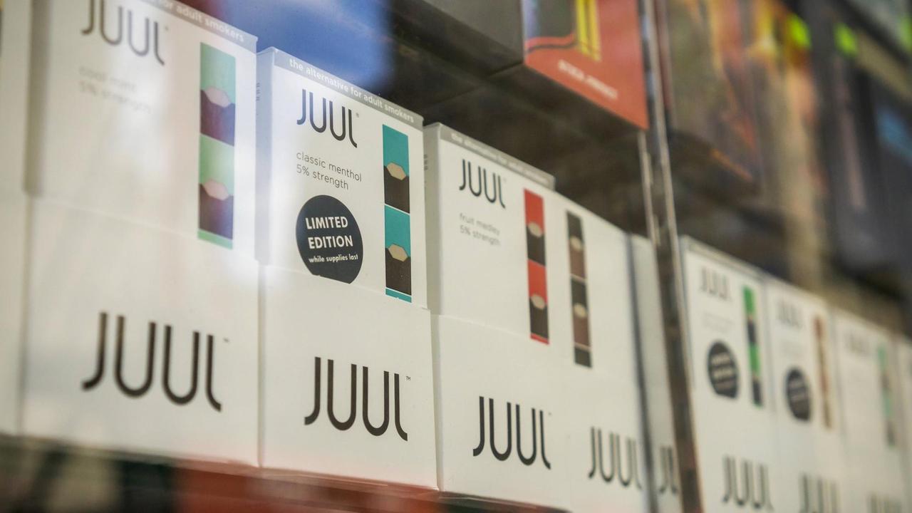 Zu sehen sind mehrere Verpackungen der Marke Juul, die nebeneinander aufgestellt worden sind. Zu sehen sind mehrere Verpackungen der Marke Juul, die nebeneinander aufgestellt worden sind.