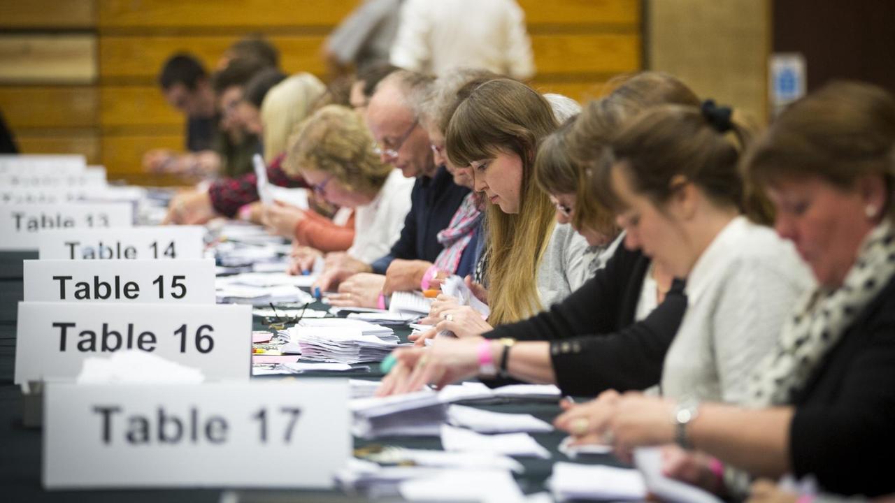 Wahlhelfer zählen am 08.06.2017 in Kendal, Großbritannien, im «Kendal Leisure Centre» Wahlstimmen aus. Die Briten wählten am 08.06.2017 ein neues Parlament. Wahlhelfer zählen am 08.06.2017 in Kendal, Großbritannien, im «Kendal Leisure Centre» Wahlstimmen aus. Die Briten wählten am 08.06.2017 ein neues Parlament.