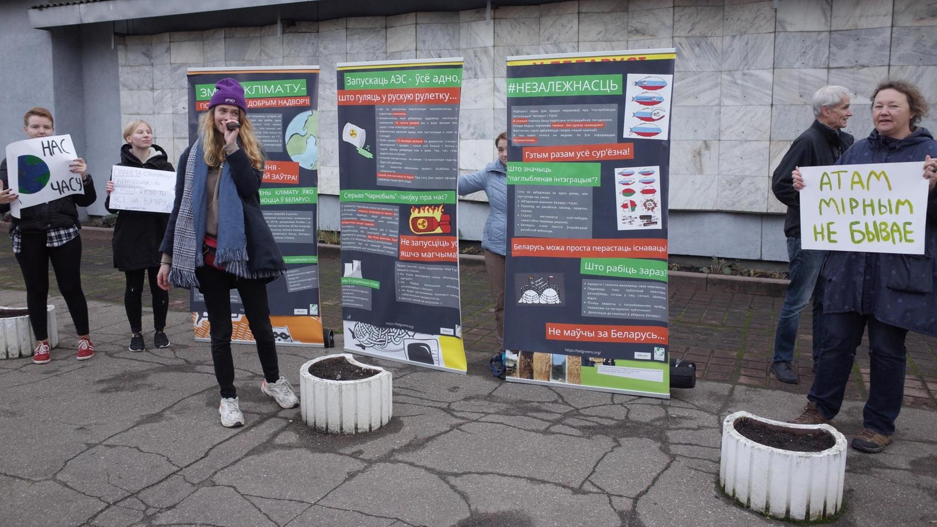 Proteste in Minsk gegen das geplante AKW. Rechts im Bild Irina Suchij von der Umweltschutzorganisation "Ekodom", im November 2019. Proteste in Minsk gegen das geplante AKW. Rechts im Bild Irina Suchij von der Umweltschutzorganisation "Ekodom", im November 2019.