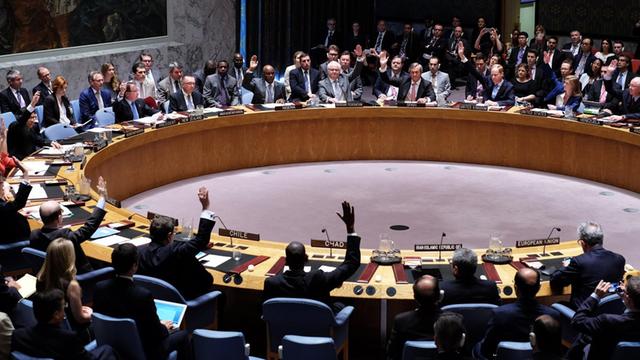 Die Mitglieder des Sicherheitsrats heben die Hand. Die Mitglieder des Sicherheitsrats heben die Hand.