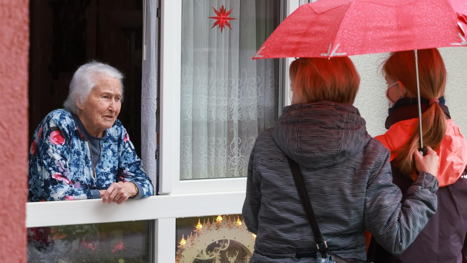 Enkelin und Urenkelin besuchen eine Frau im betreuten Wohnen. Enkelin und Urenkelin besuchen eine Frau im betreuten Wohnen.