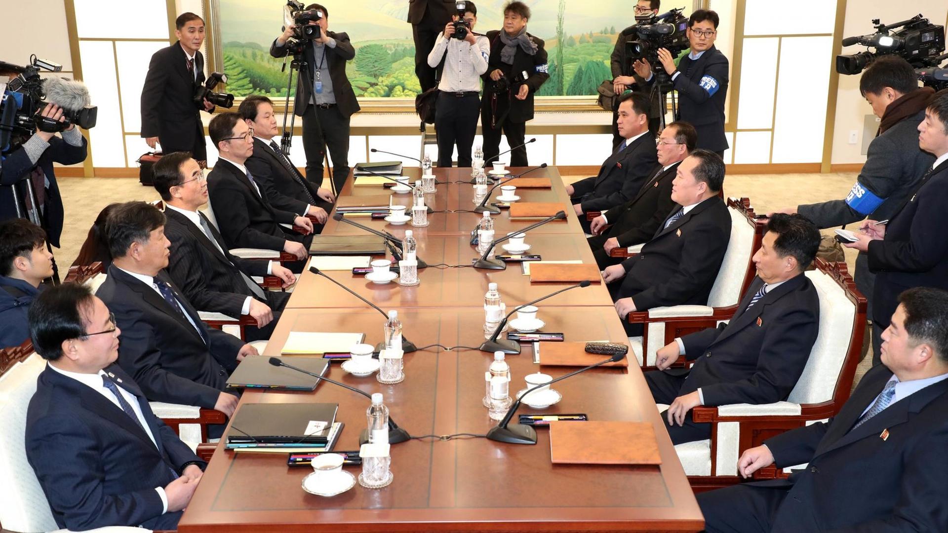 Unterhändler aus Süd- und Nordkorea bei Gesprächen am 09.01.2018 in Panmunjom, Südkorea Unterhändler aus Süd- und Nordkorea bei Gesprächen am 09.01.2018 in Panmunjom, Südkorea
