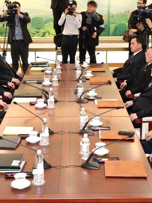 Unterhändler aus Süd- und Nordkorea bei Gesprächen am 09.01.2018 in Panmunjom, Südkorea